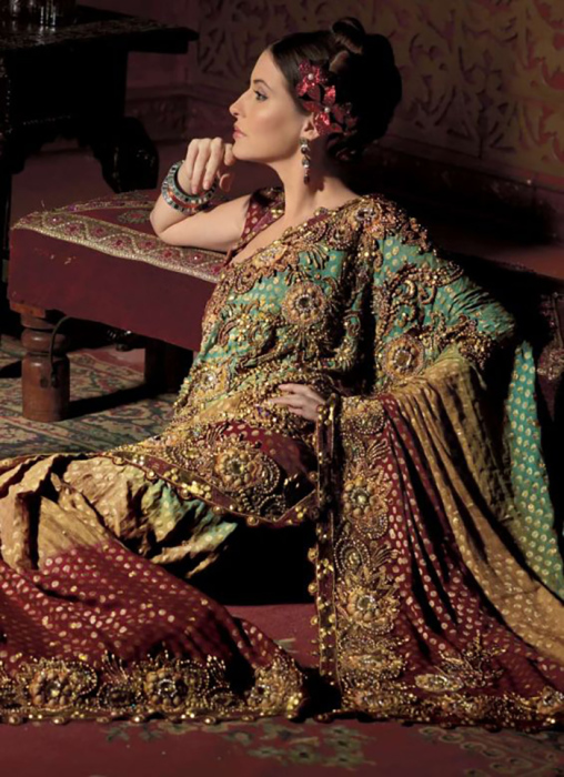 Ткань и богатство вышивки отличали знатных женщин от простолюдинок