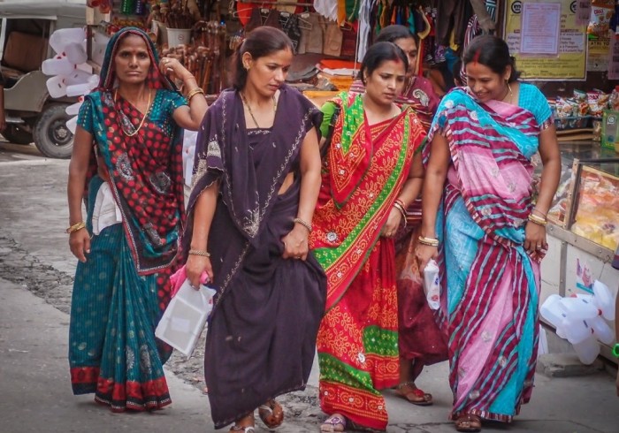 До сих пор в Индии сари является самым распространенным видом одежды для женщин